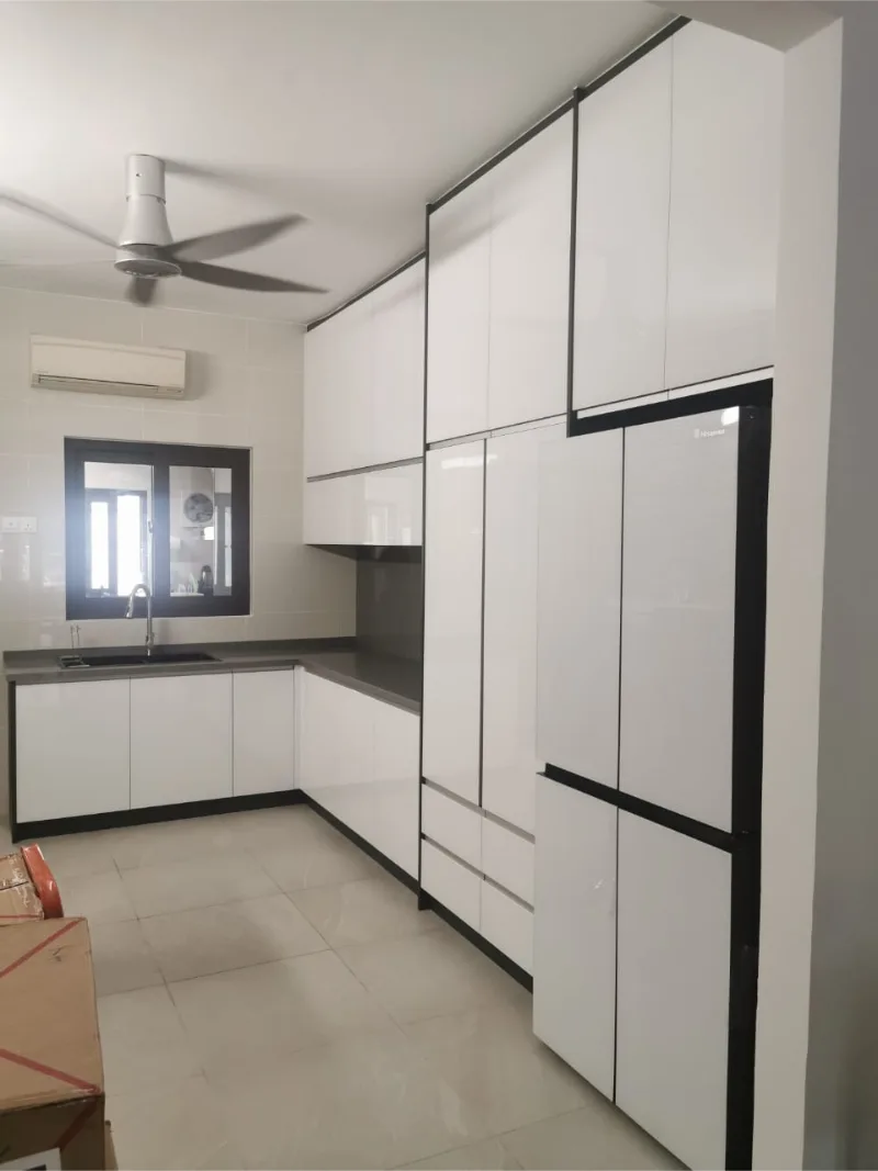 Floor-to-ceiling aluminium cabinet in matte finish