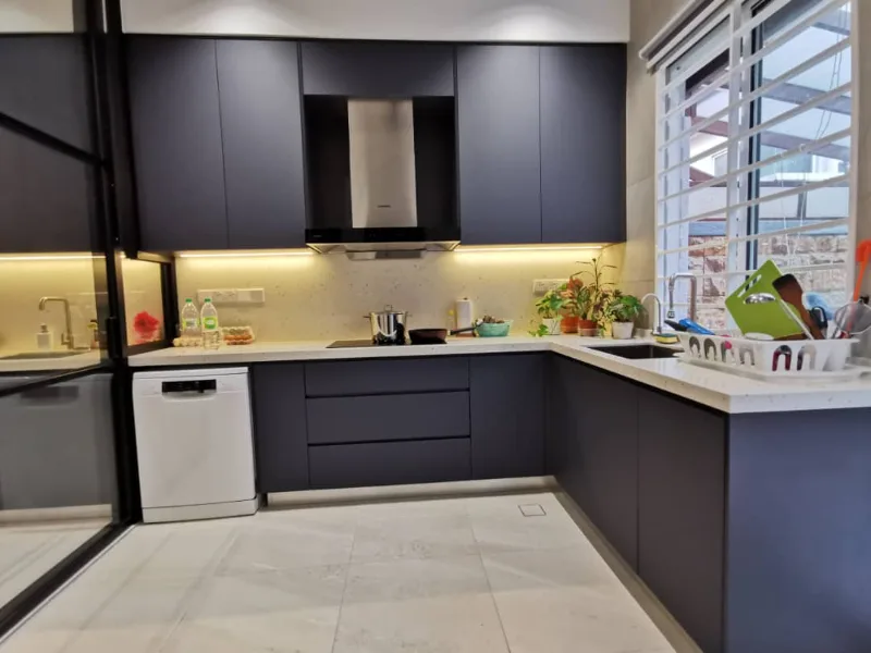 Aluminium kitchen with stone-look countertop
