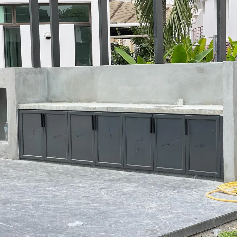 Two-tone aluminium kitchen with island