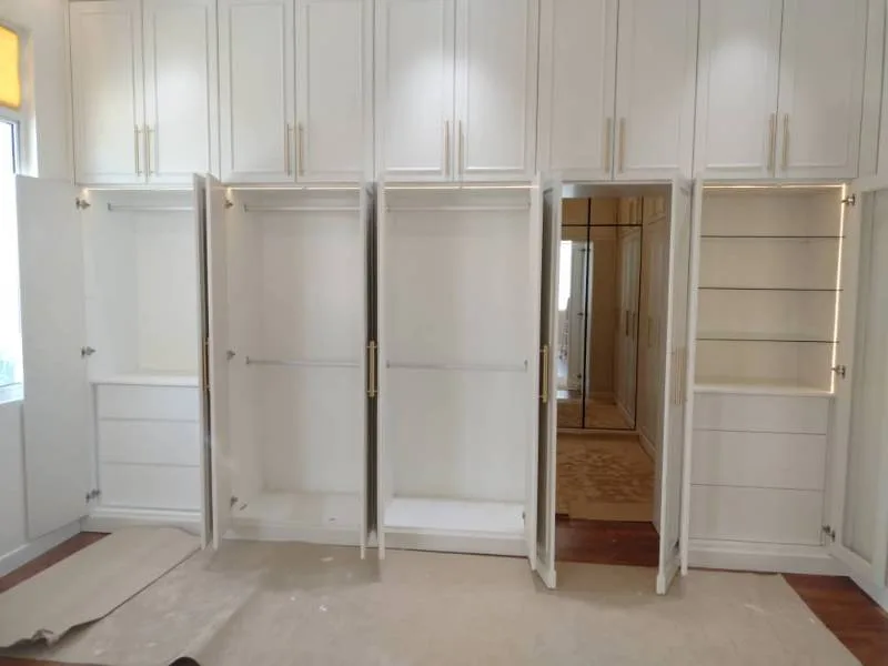 Built-in bar counter with display shelving