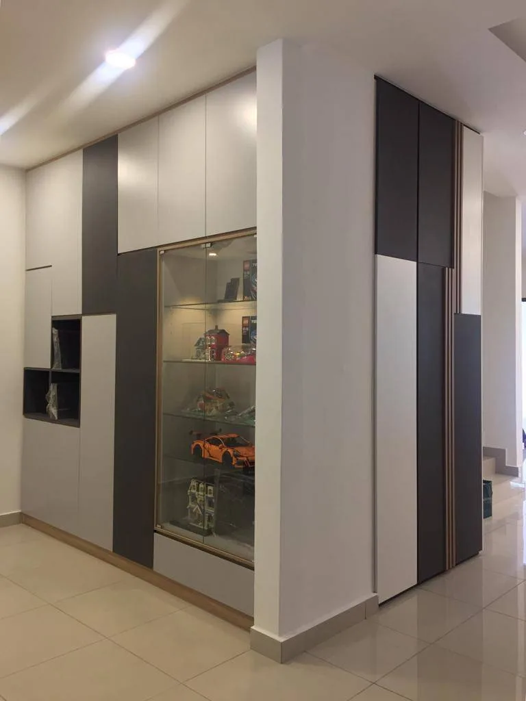 Built-in wardrobe with sliding mirror door