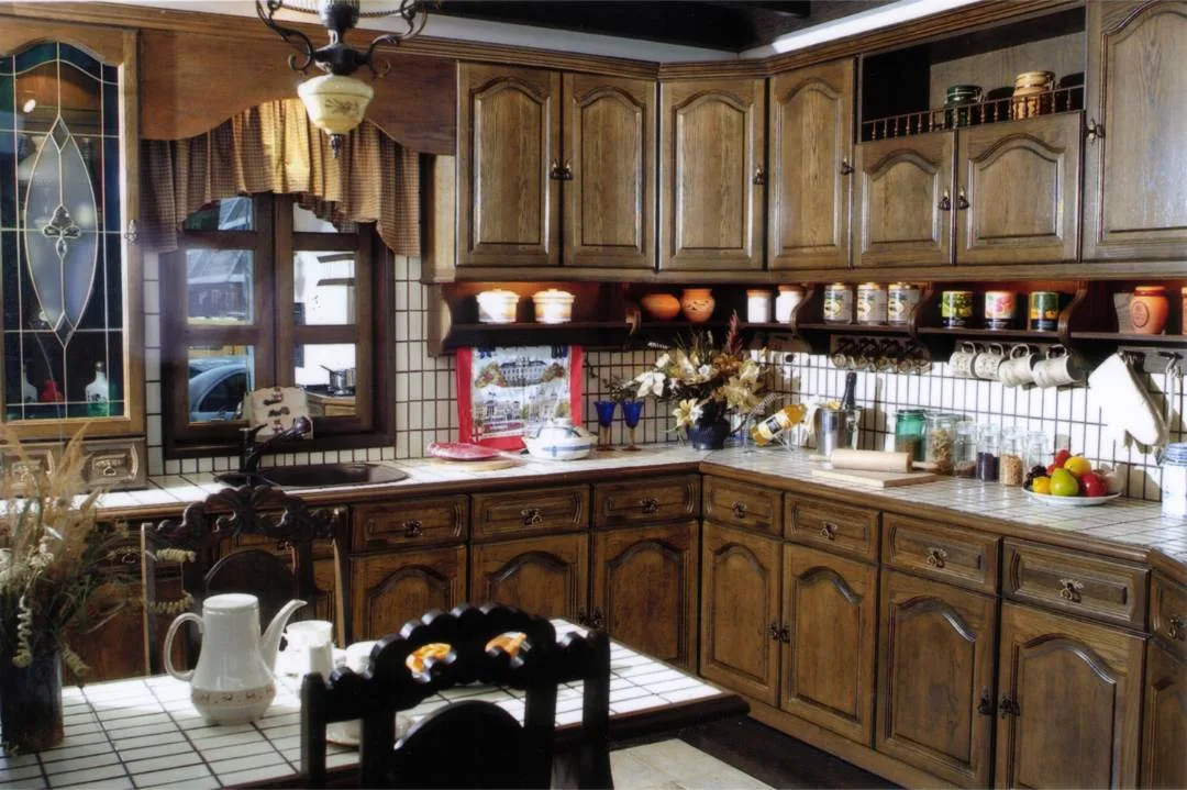 Classic kitchen with shaker cabinet fronts