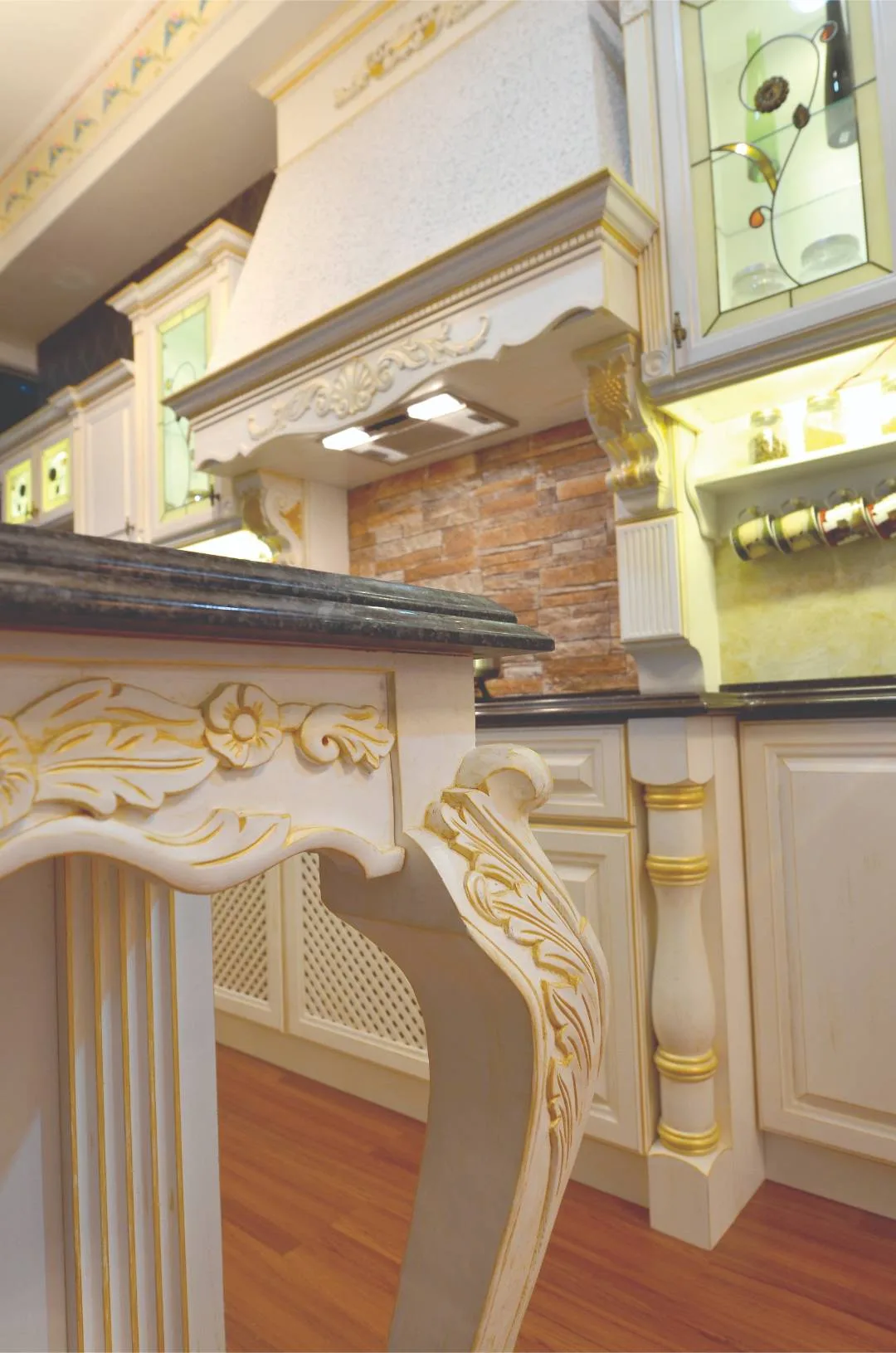 Heritage classic kitchen with decorative cornice