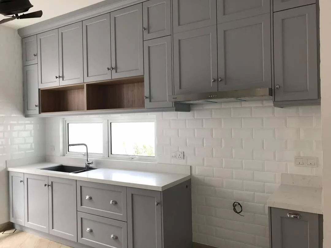Custom kitchen and built-in furniture project by Rowenda Kitchen.