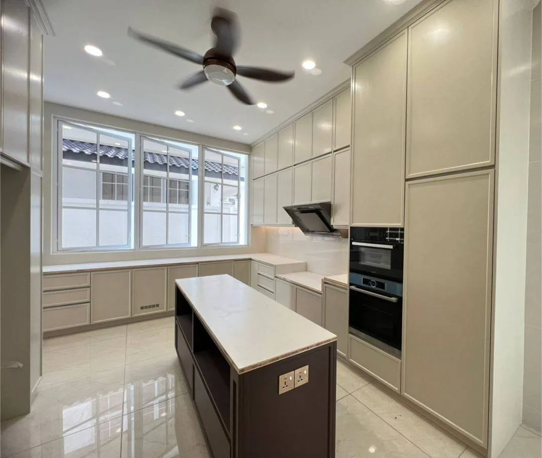 Contemporary kitchen with open shelving display