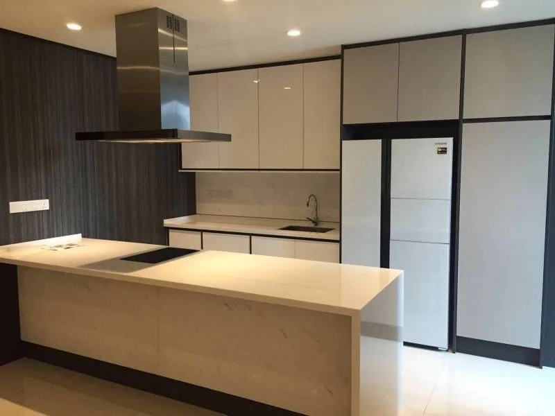 Modern kitchen with frosted glass backsplash
