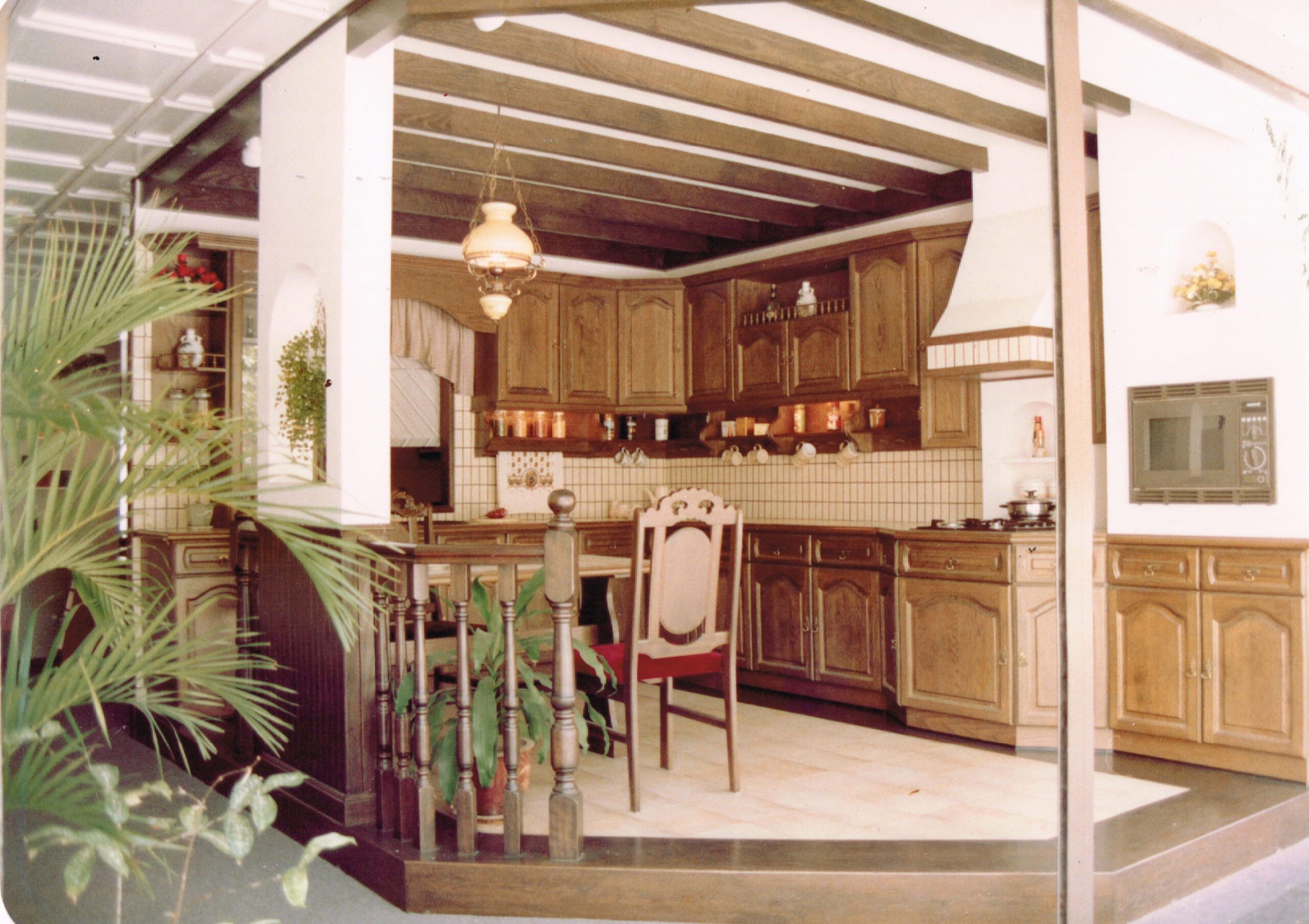 TTDIshowroomkitchensetOak35yrsago04052024 Rowenda Kitchen 1985